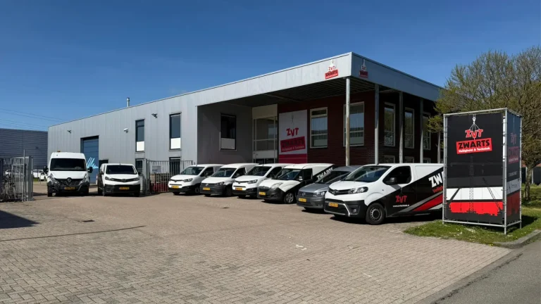 Alle bussen van ZVT Voor het pand in Groningen