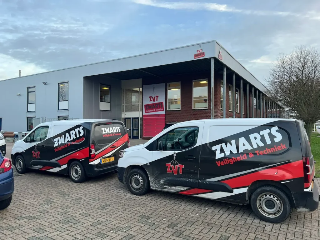 2 bussen van ZVT voor het pand in Groningen
