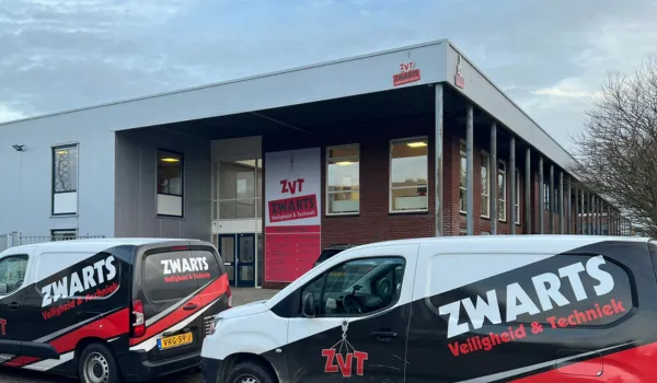 2 autos van Zwarts Veiligheid en techniek voor het pand in Groningen